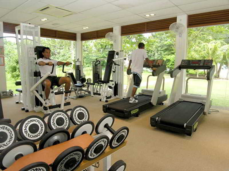 منتجع وسبا ساند آند ساندلز ديزارو بيتش دِسارو المظهر الخارجي الصورة A gym at a resort