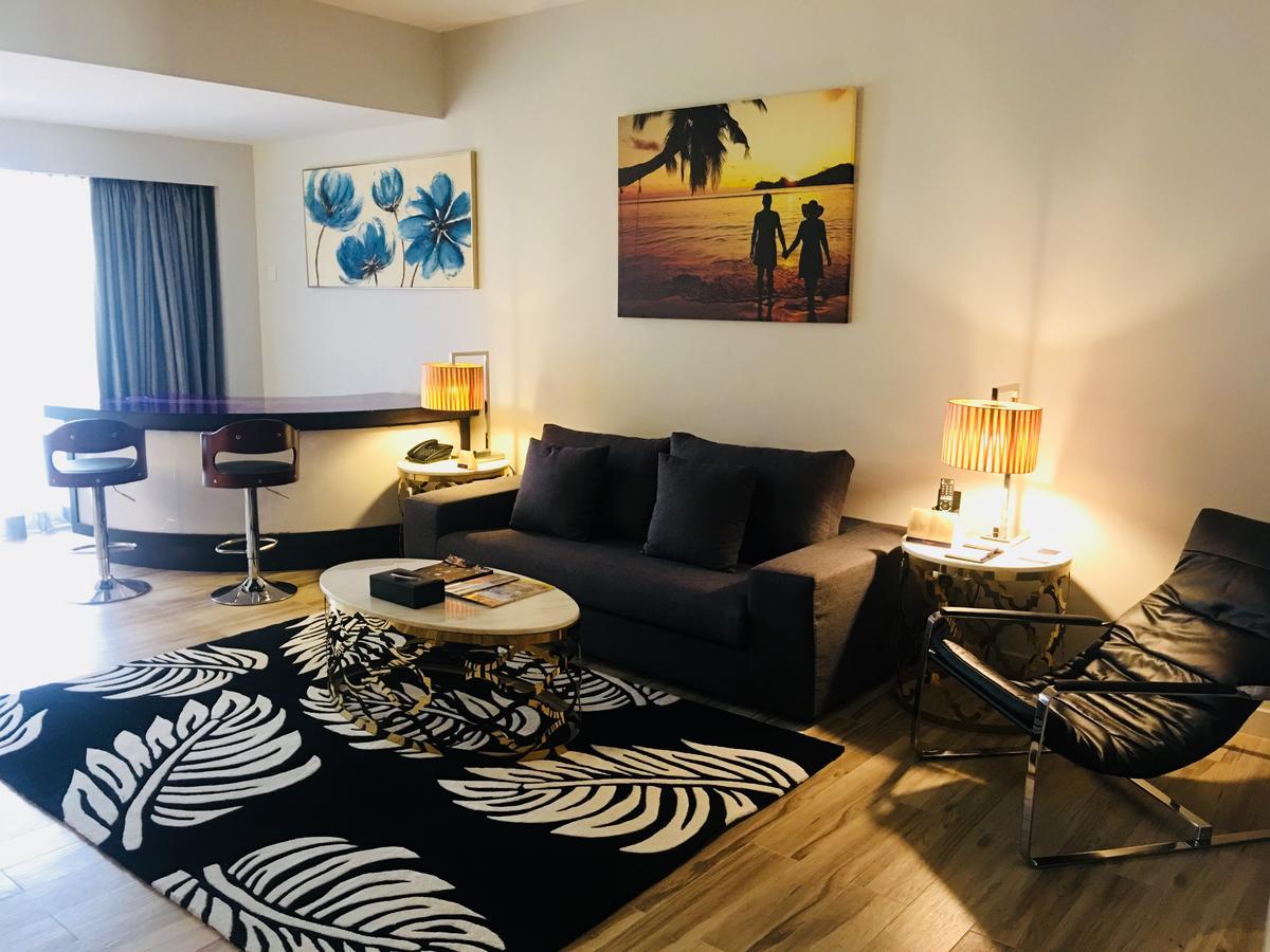 منتجع وسبا ساند آند ساندلز ديزارو بيتش دِسارو المظهر الخارجي الصورة A living room in a hotel